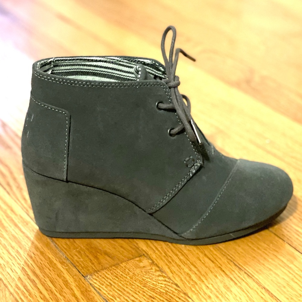 TOMS Lace Up Suede Wedge Booties Gray / Taupe Size 7.5 Womens